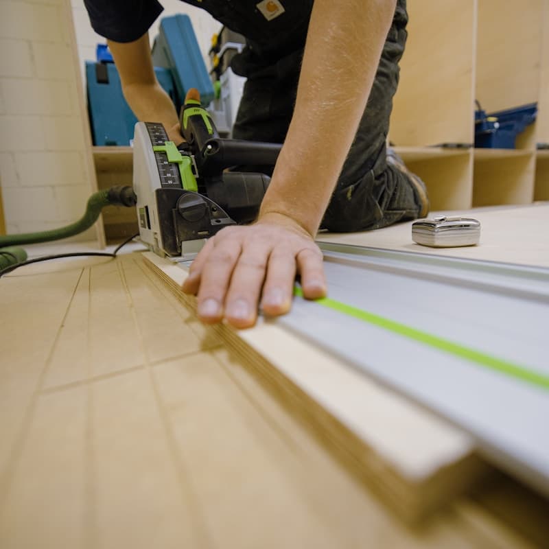 AIK handyman closing out final fixings